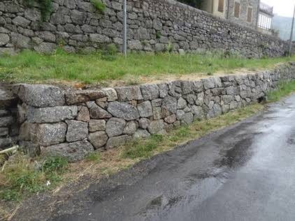 Mur de soutènement en pierre sèche réalisé par Cap Pierre Sèche